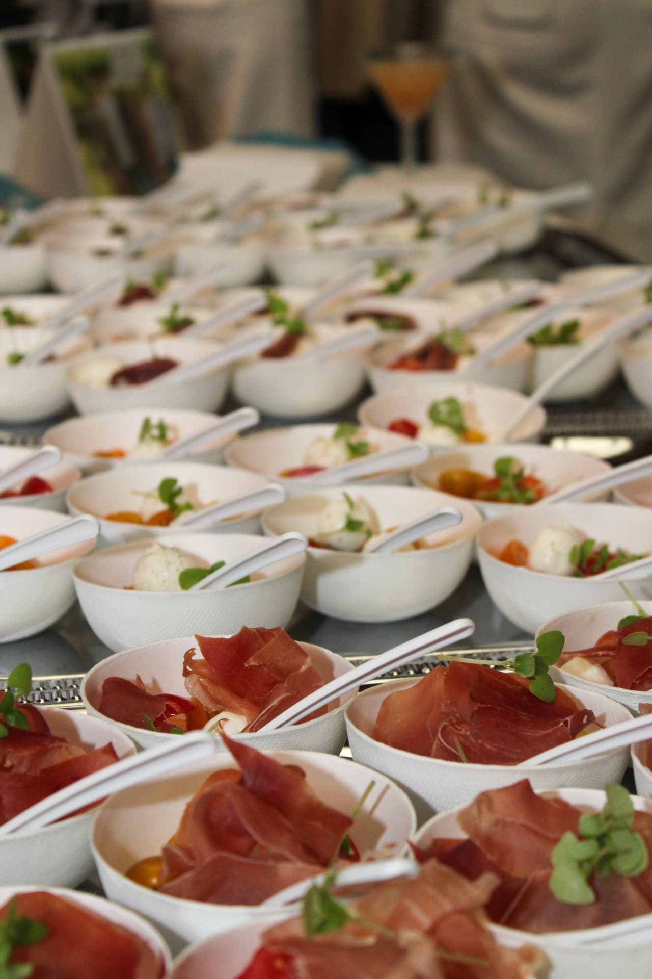 Hapjes met ham, tomaat en mozzarella in kleine kommetjes