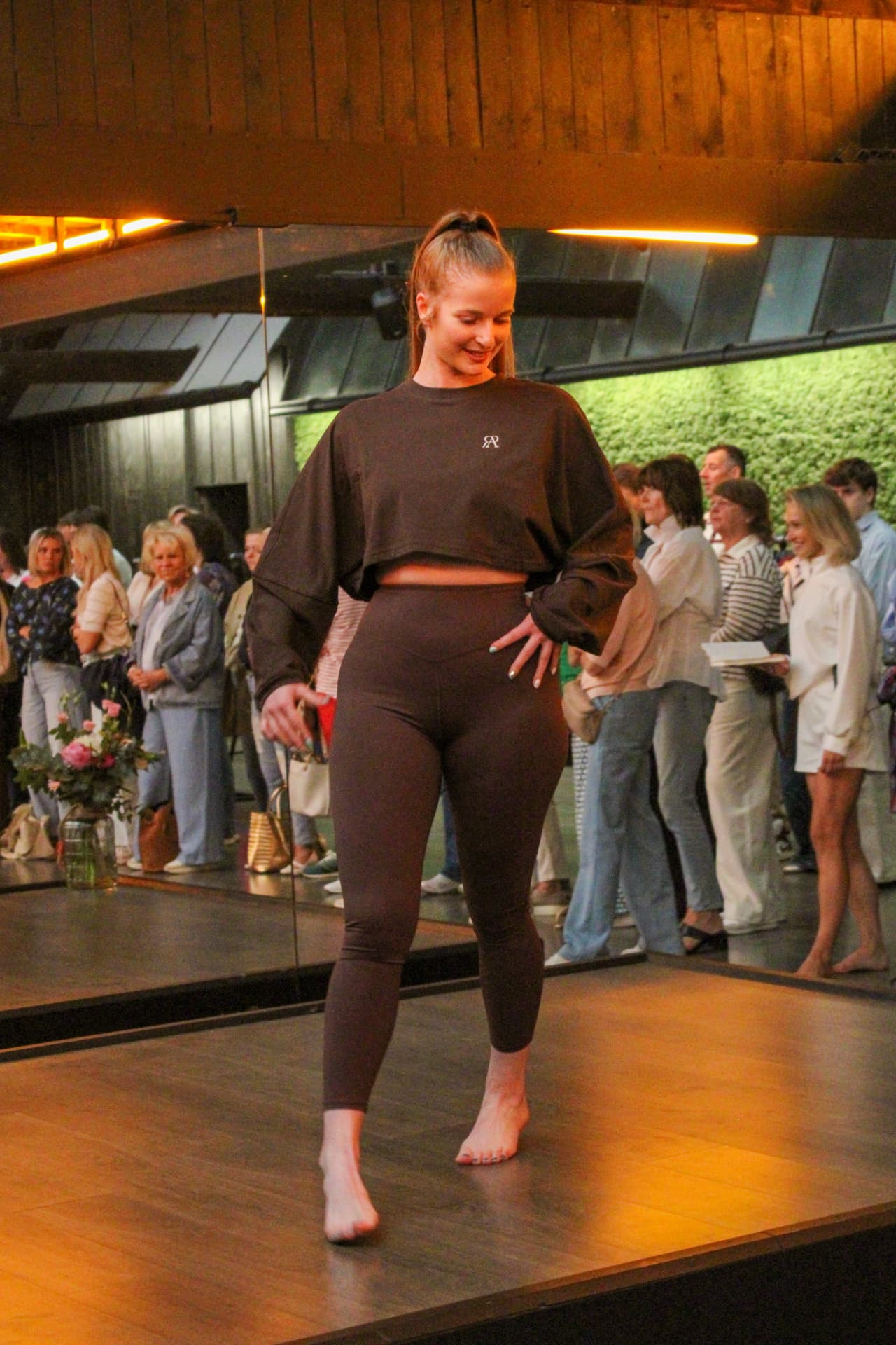 Een model toont een bruine sportlook tijdens de voorstelling