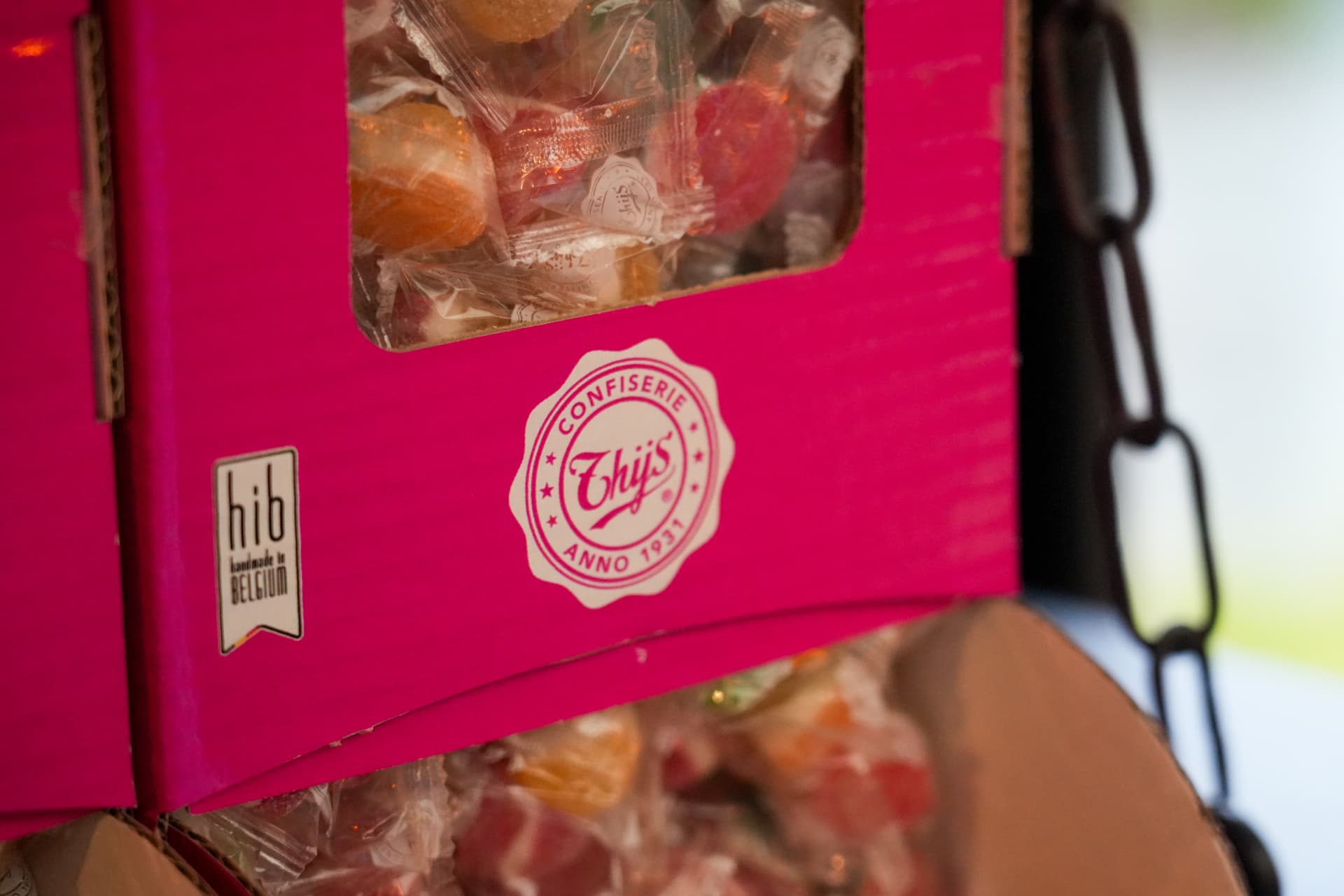 Roze dozen van Confiserie Thijs gevuld met verpakte snoepjes