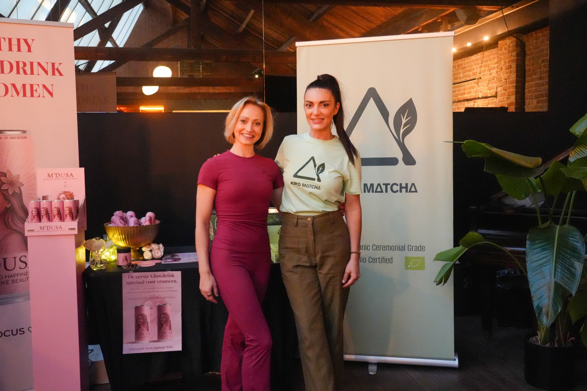 Twee vrouwen poseren bij de stand van Kiro Matcha