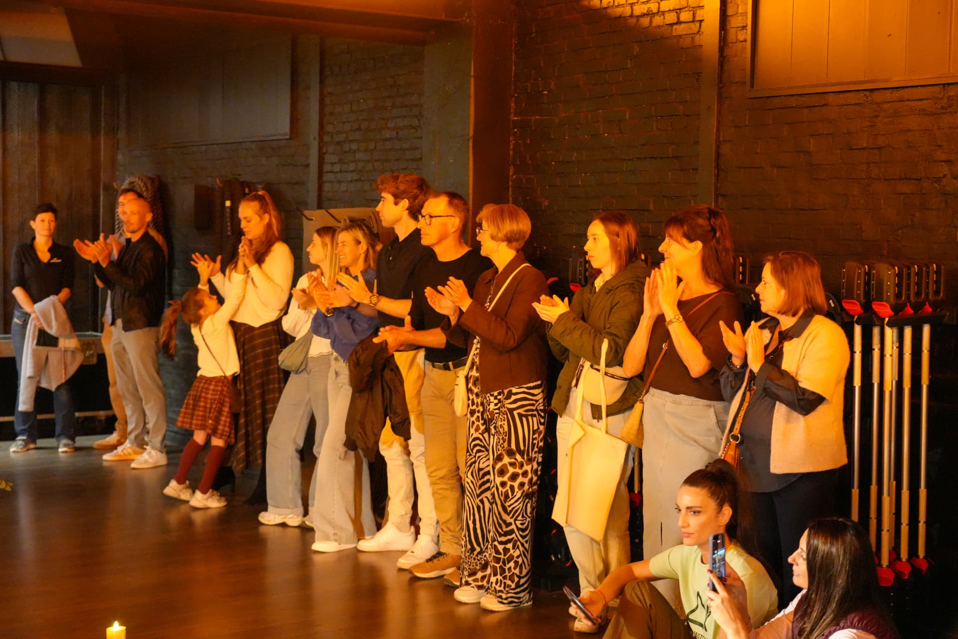 Bezoekers applaudisseren tijdens de voorstelling van Autumn Edit